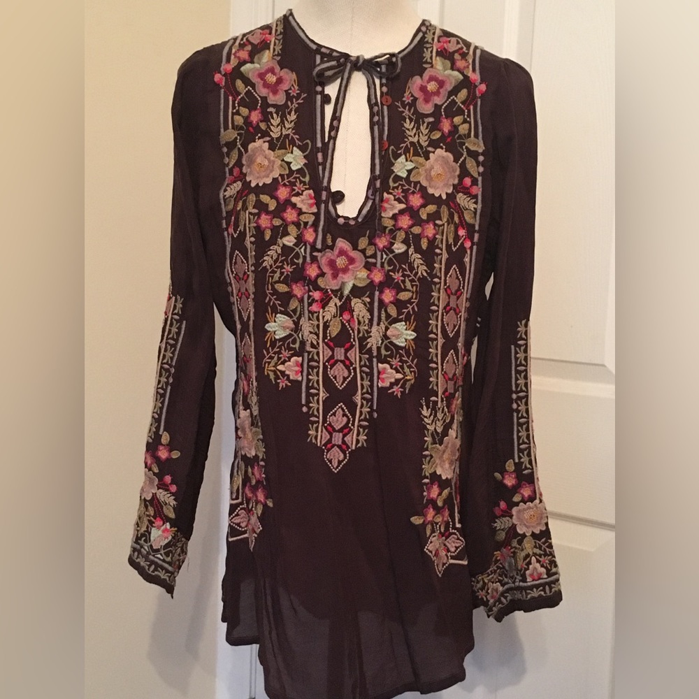 Johnny Was brown tunic blouse with pasted floral embroidery keyhole neckline S
